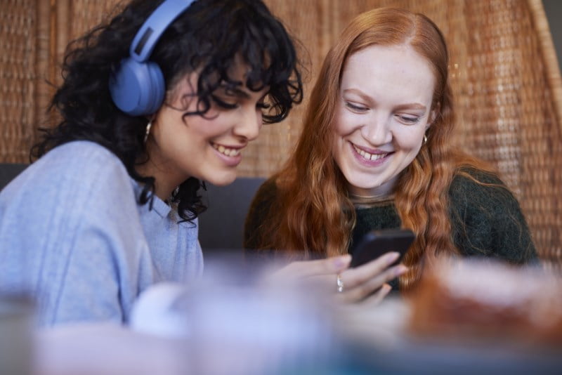 to jenter som leser om BSU - Boligsparing for ungdom