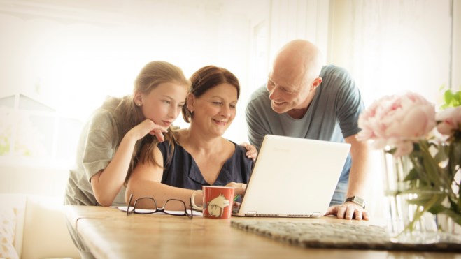 familie foran pc