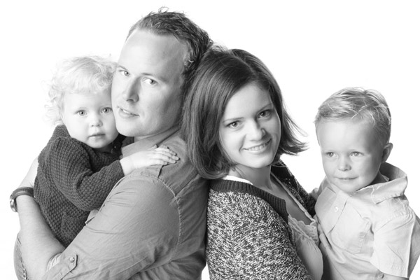 Småbarnsfamilie, mor,far, to barn.. Foto