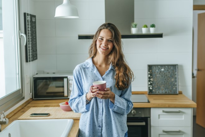 Ung kvinne med kaffekopp